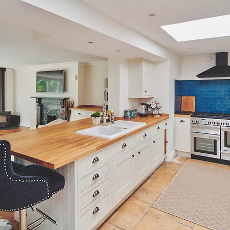The Lansdowne Guest House Bourton-on-the-Water Екстер'єр фото A kitchen with a skylight