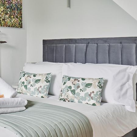 The Lansdowne Guest House Bourton-on-the-Water Екстер'єр фото A bed with a headboard