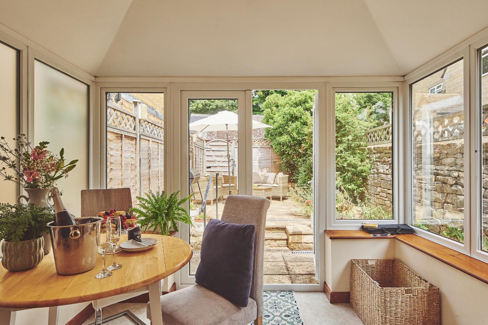 The Lansdowne Guest House Bourton-on-the-Water Екстер'єр фото Interior of a conservatory