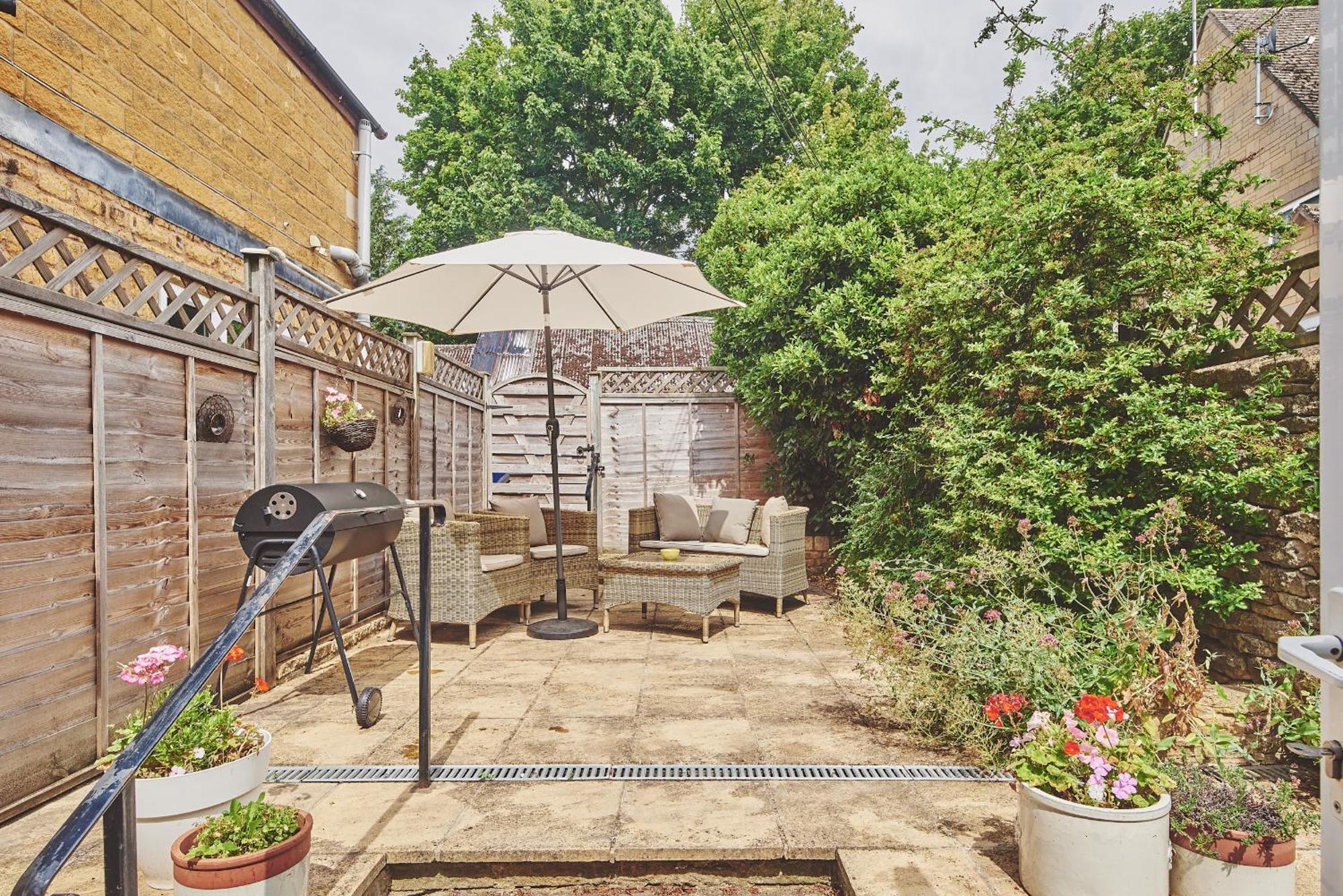 The Lansdowne Guest House Bourton-on-the-Water Екстер'єр фото A typical garden in the UK