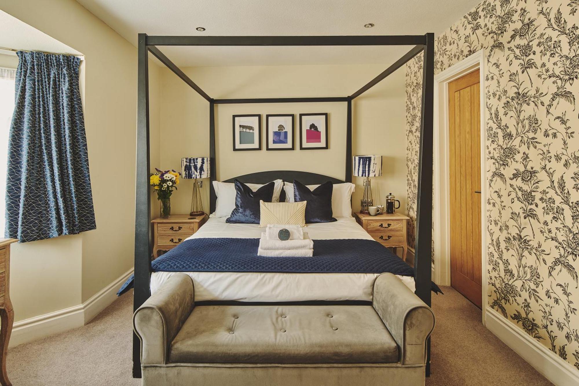 The Lansdowne Guest House Bourton-on-the-Water Номер фото A bedroom at The Old Vicarage