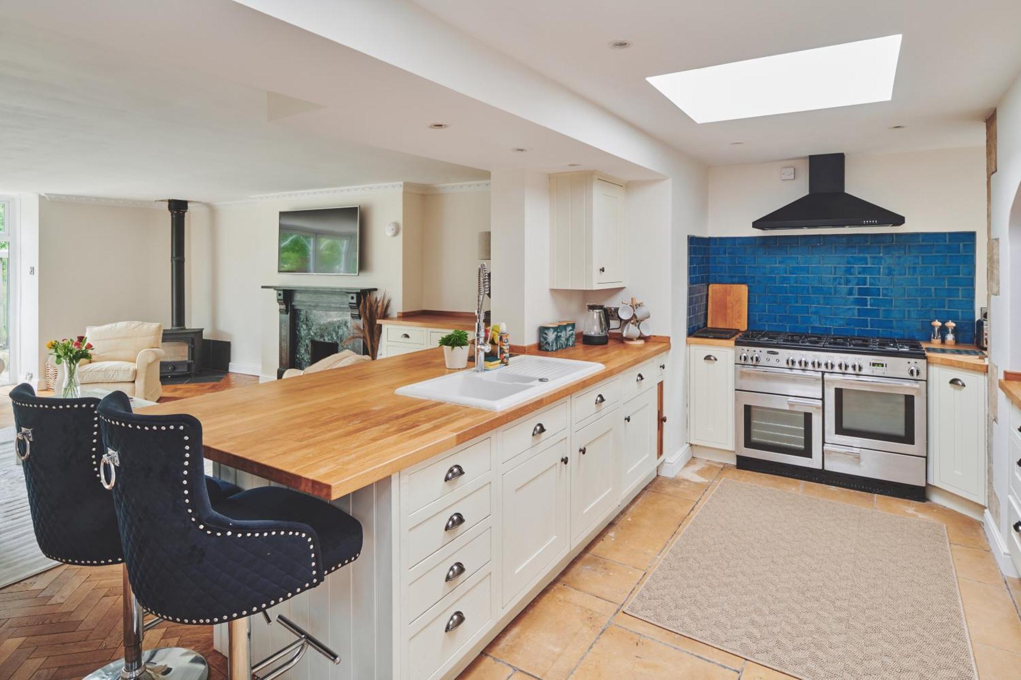 The Lansdowne Guest House Bourton-on-the-Water Екстер'єр фото A kitchen with a skylight