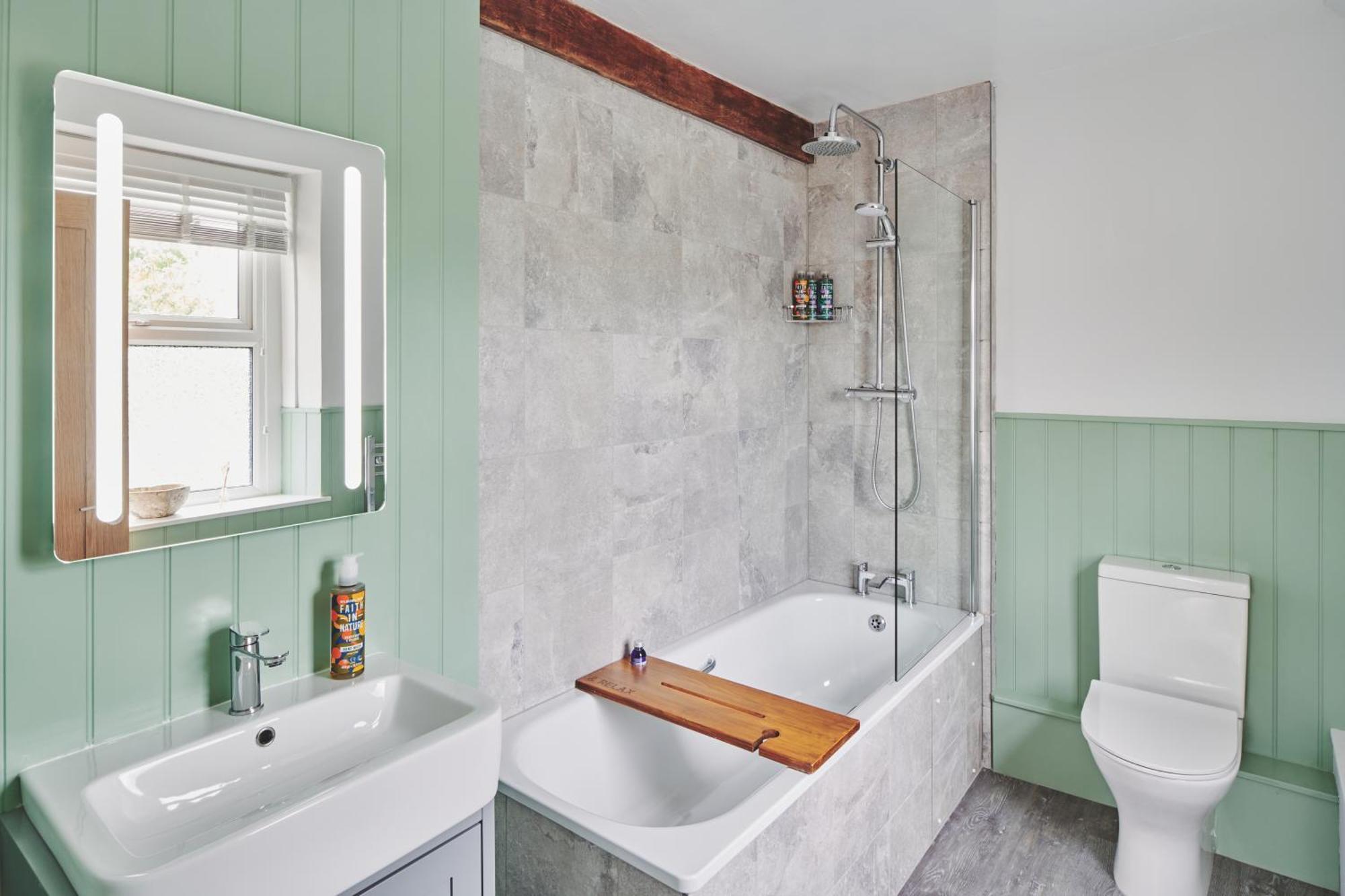 The Lansdowne Guest House Bourton-on-the-Water Екстер'єр фото Bathroom with shower over bath