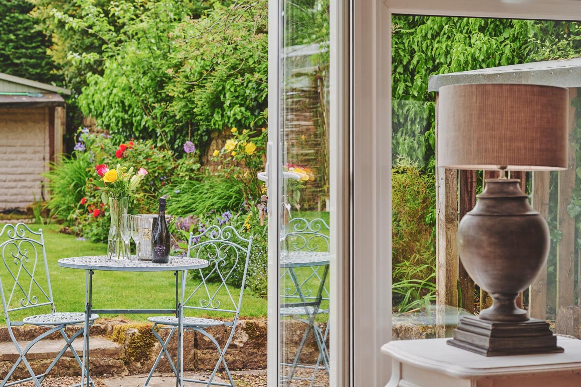 The Lansdowne Guest House Bourton-on-the-Water Екстер'єр фото A view of the garden from the living room
