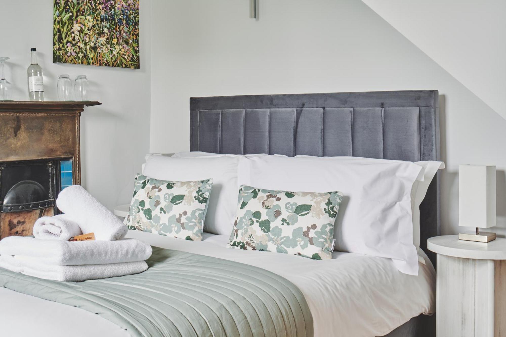 The Lansdowne Guest House Bourton-on-the-Water Екстер'єр фото A bed with a headboard