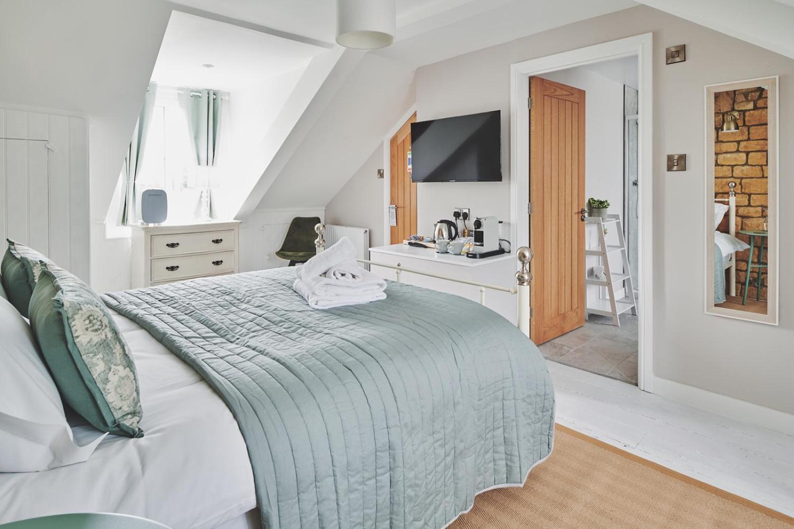 The Lansdowne Guest House Bourton-on-the-Water Екстер'єр фото A bedroom at The Old Mill