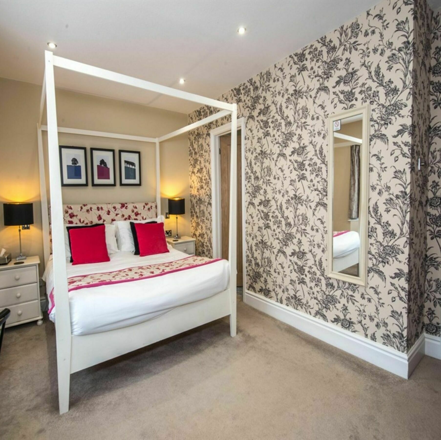 The Lansdowne Guest House Bourton-on-the-Water Екстер'єр фото A bedroom at The Swan Hotel